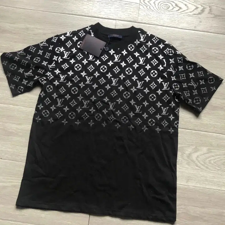 [BUNJANG] Louis Vuitton Monogram Gradient Black Short Sleeve T-Shirt / 루이비통 모노그램 그라디언트 블랙 반팔 티셔츠 남성 여름 올해구매