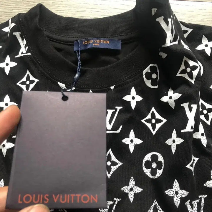 [BUNJANG] Louis Vuitton Monogram Gradient Black Short Sleeve T-Shirt / 루이비통 모노그램 그라디언트 블랙 반팔 티셔츠 남성 여름 올해구매