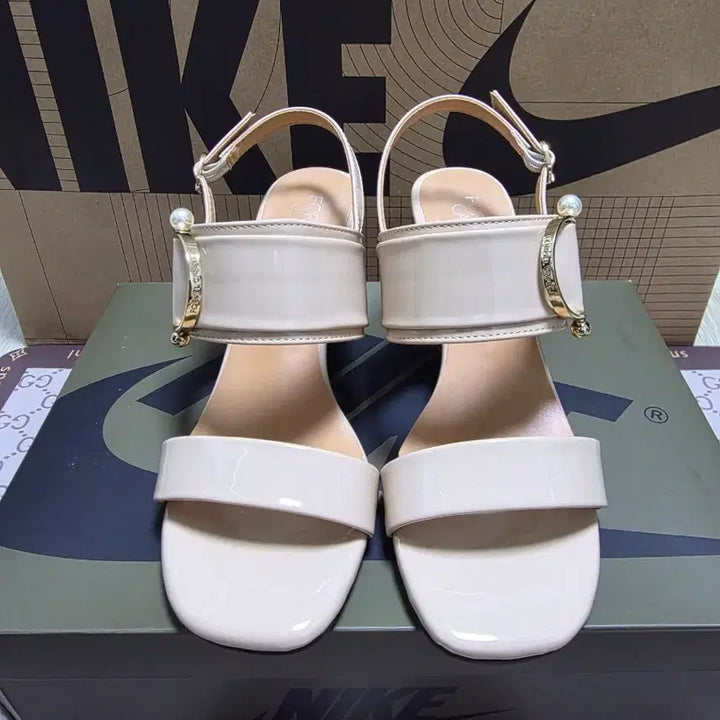 [BUNJANG] FORCA Designer Sandals Beige Enamel Heel / FORCA 디자이너 샌들 베이지 에나멜힐