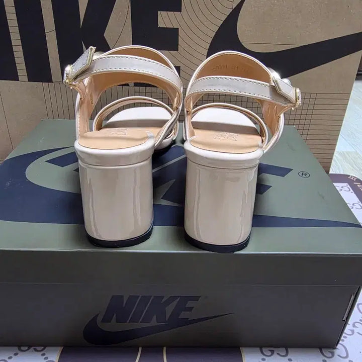 [BUNJANG] FORCA Designer Sandals Beige Enamel Heel / FORCA 디자이너 샌들 베이지 에나멜힐