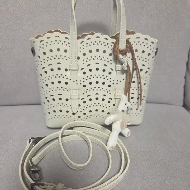 [BUNJANG] Cream Punching Tote Bag with Strap and Doll Set (ALAIA Style) / 크림색 펀칭 토트백 + 스트랩 인형세트 (알라이아 ALAIA st.)