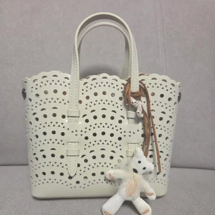 [BUNJANG] Cream Punching Tote Bag with Strap and Doll Set (ALAIA Style) / 크림색 펀칭 토트백 + 스트랩 인형세트 (알라이아 ALAIA st.)