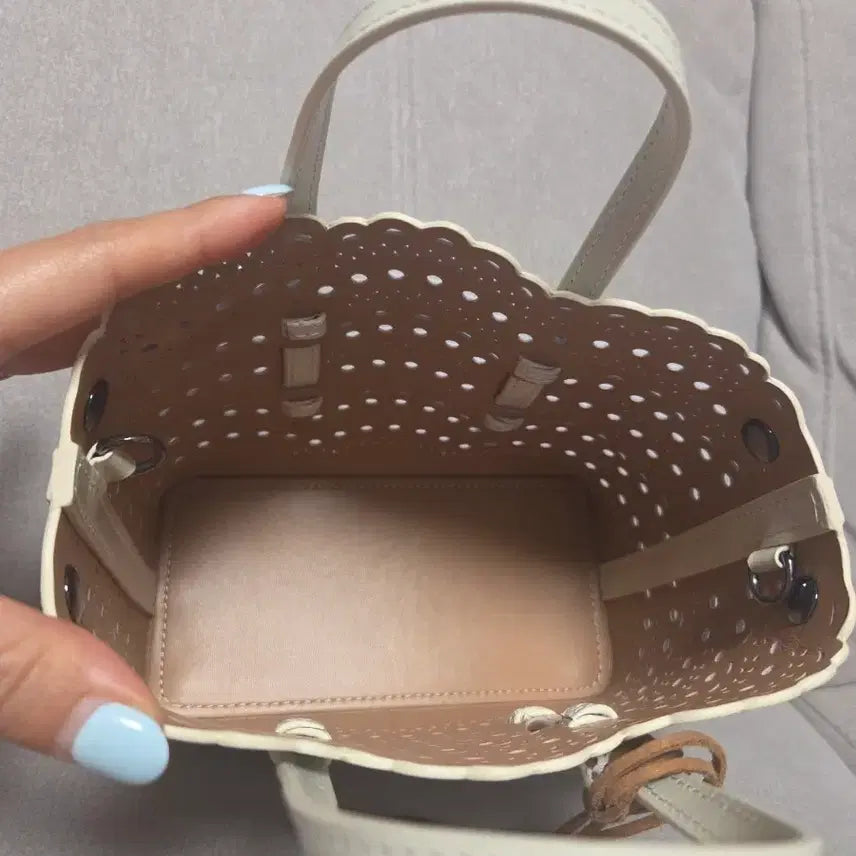 [BUNJANG] Cream Punching Tote Bag with Strap and Doll Set (ALAIA Style) / 크림색 펀칭 토트백 + 스트랩 인형세트 (알라이아 ALAIA st.)