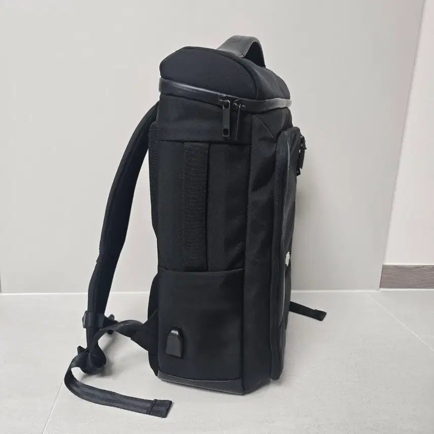 [BUNJANG] Descente Black Backpack / 데상트 블랙 백팩 가방