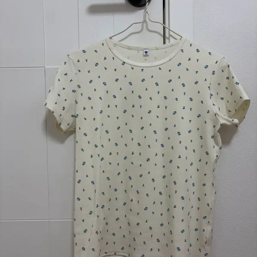 [BUNJANG] Uniqlo Flower Pattern Short Sleeve T-Shirt (160) / 유니클로 플라워 패턴 반팔티 160
