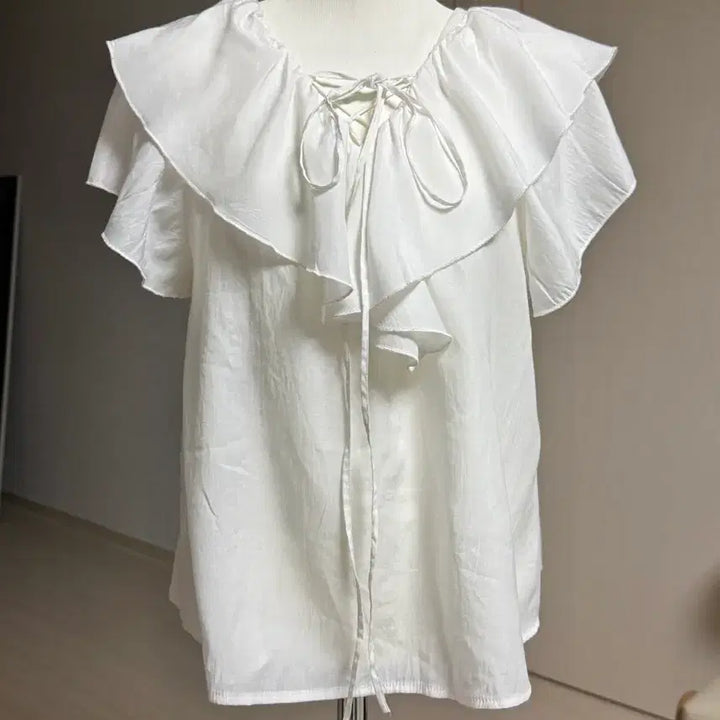 [BUNJANG] Nice Clauf White Frill Blouse with String Detail / 나이스클라우프 화이트 프릴 블라우스 끈 장식