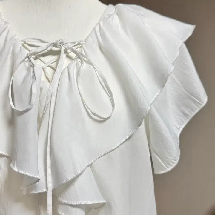 [BUNJANG] Nice Clauf White Frill Blouse with String Detail / 나이스클라우프 화이트 프릴 블라우스 끈 장식