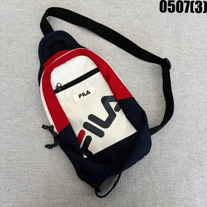 [BUNJANG] FILA White Sling Bag with Navy and Red Color Block Accents / 휠라 FILA 슬링백 가방 0507