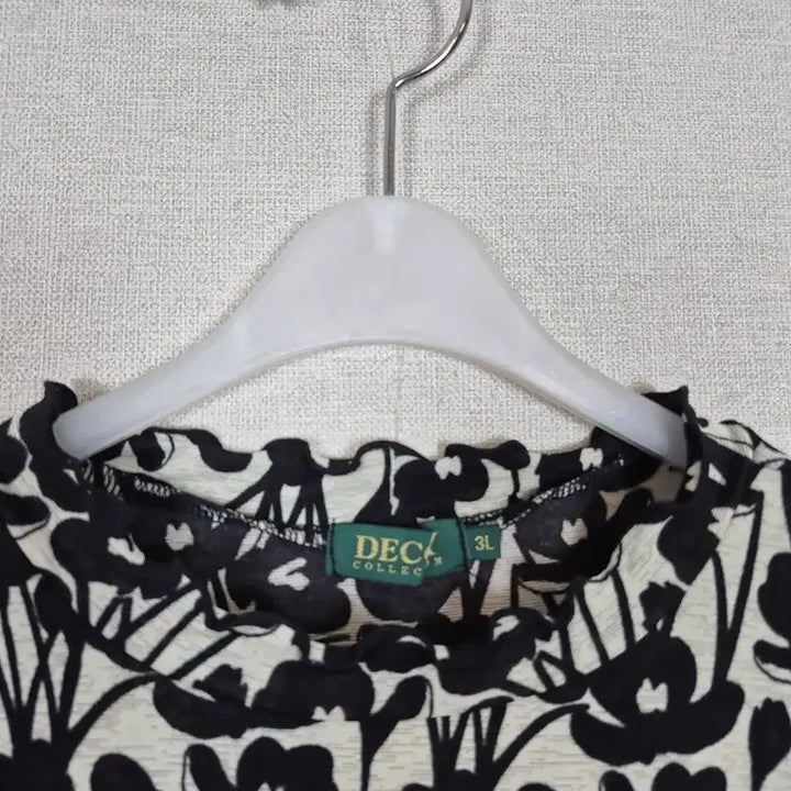 [BUNJANG] Black Floral Pattern Short Sleeve T-Shirt (Size 3L) / 