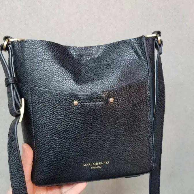 [BUNJANG] MARJA KURKI Black Leather Crossbody Bag / MARJA KURKI 마리아 꾸르끼 블랙 가죽 크로스백
