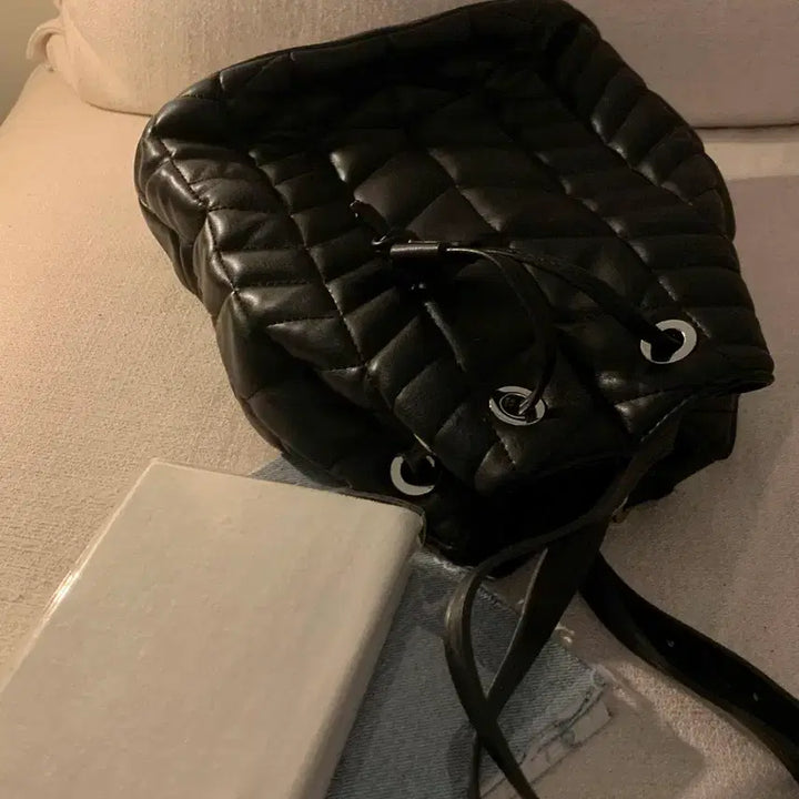 [BUNJANG] Zara Quilted Bucket Backpack - Black / ZARA 자라 퀼팅 버킷 백팩 블랙 가방