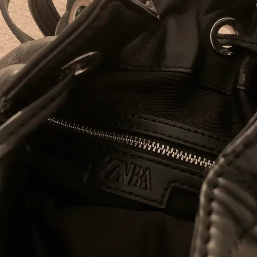 [BUNJANG] Zara Quilted Bucket Backpack - Black / ZARA 자라 퀼팅 버킷 백팩 블랙 가방