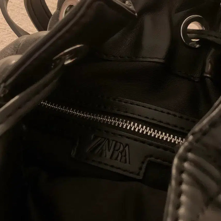[BUNJANG] Zara Quilted Bucket Backpack - Black / ZARA 자라 퀼팅 버킷 백팩 블랙 가방