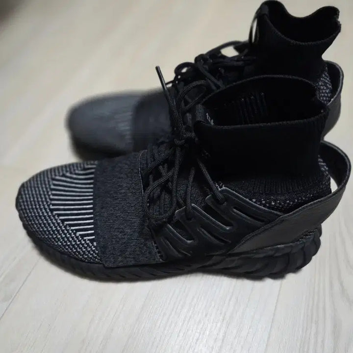 [BUNJANG] Adidas Tubular Doom Black Sneakers / 아디다스 튜블라 둠 블랙 운동화