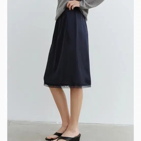 [BUNJANG] YURAGO Satin Lace Midi Skirt / 유라고 새틴 레이스 미디 스커트 satin lace midi skirt