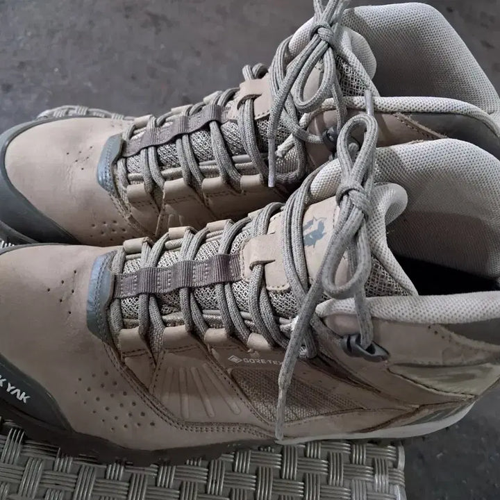 [BUNJANG] Blackyak Gore-Tex Hiking Boots Beige 260mm / 블랙야크 고어텍스 등산화 260