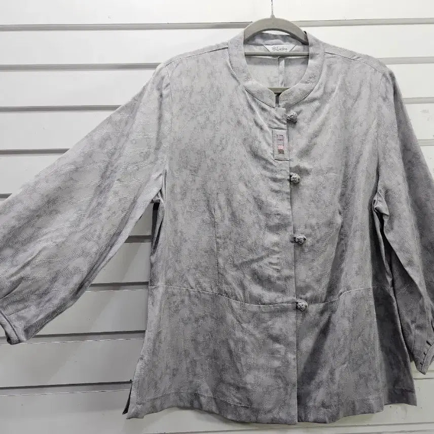 [BUNJANG] Rasca Punggi Inyeon Gray Three-Quarter Sleeve Blouse / 라스카  풍기인견 그레이 칠부소매 블라우스/보물찾기천사