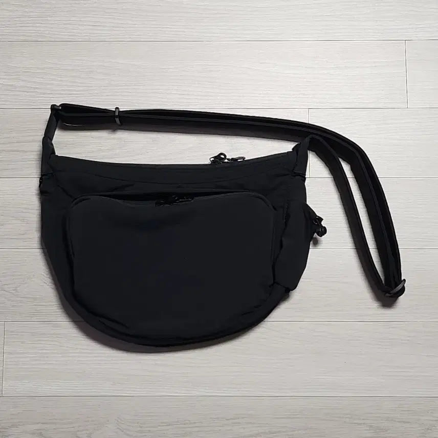 [BUNJANG] Maj E Tittle Stack Bag Black / 마지언타이틀 스택백 블랙