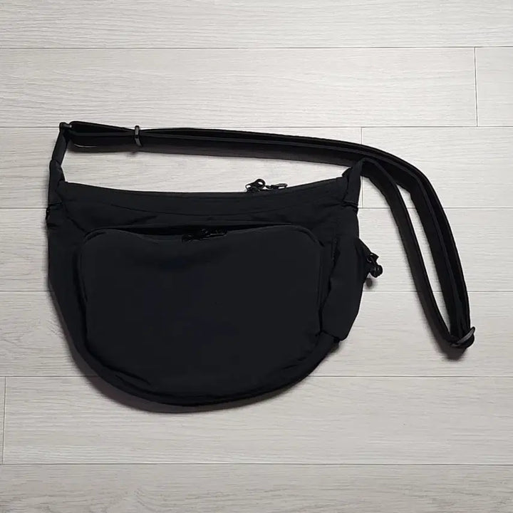 [BUNJANG] Maj E Tittle Stack Bag Black / 마지언타이틀 스택백 블랙