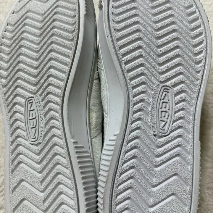 [BUNJANG] KEEN White Sneakers Size 250 / 킨 KEEN 화이트 스니커즈 250