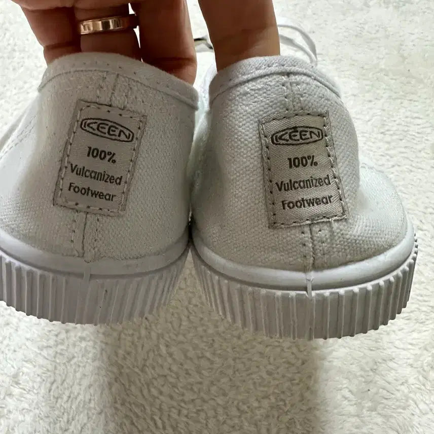 [BUNJANG] KEEN White Sneakers Size 250 / 킨 KEEN 화이트 스니커즈 250