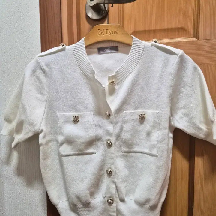 [BUNJANG] White Short-Sleeve Knit Cardigan with Gold Buttons / 화이트 반팔 니트가디건
