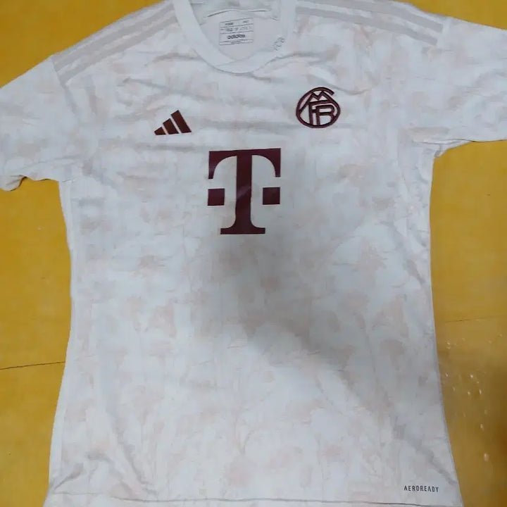 [BUNJANG] Adidas Munich Flower T-Shirt / 아디다스 뮌헨 플라워 티셔츠