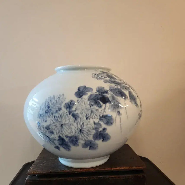 [BUNJANG] Seokyang Seo Jung-hwan Celadon Porcelain Jar with Peony and Rock Motifs / 석양 서중환작 괴석 국화문 청화백자호