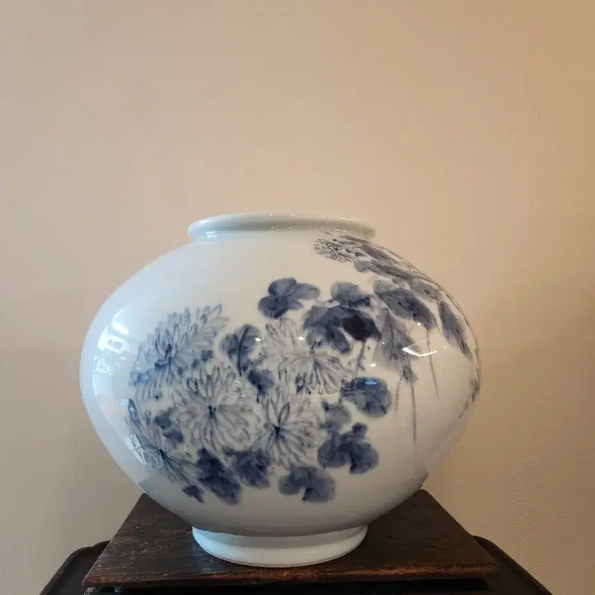 [BUNJANG] Seokyang Seo Jung-hwan Celadon Porcelain Jar with Peony and Rock Motifs / 석양 서중환작 괴석 국화문 청화백자호