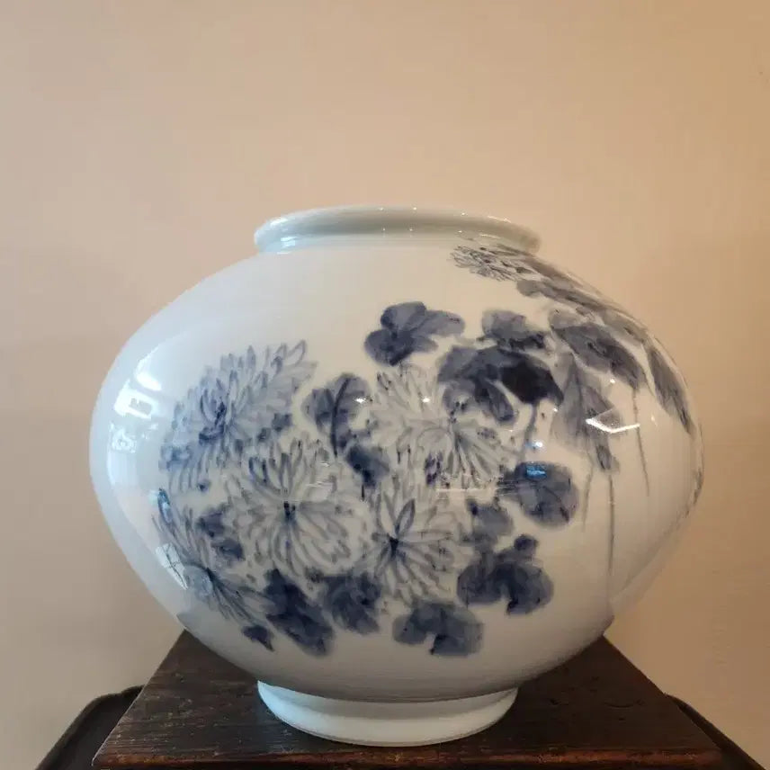 [BUNJANG] Seokyang Seo Jung-hwan Celadon Porcelain Jar with Peony and Rock Motifs / 석양 서중환작 괴석 국화문 청화백자호