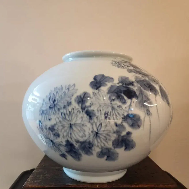 [BUNJANG] Seokyang Seo Jung-hwan Celadon Porcelain Jar with Peony and Rock Motifs / 석양 서중환작 괴석 국화문 청화백자호
