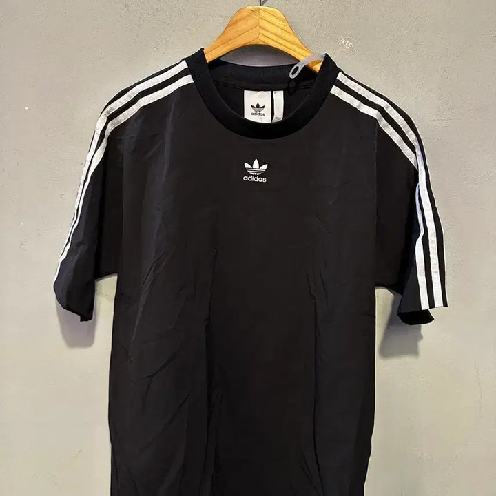 [BUNJANG] Adidas Three-Stripes Nylon Short-Sleeve T-Shirt / 아디다스 삼선 나일론 반팔티