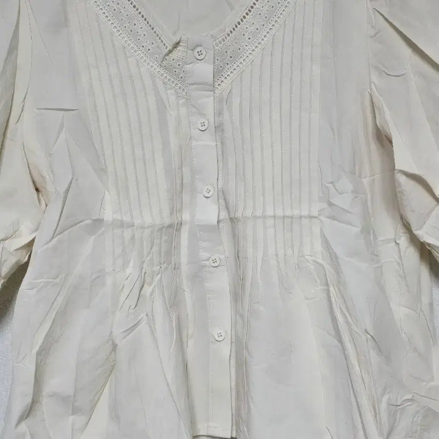 [BUNJANG] Ivory Lace Pintuck Blouse (5-Button) / 아이보리 레이스 핀턱 블라우스 5부
