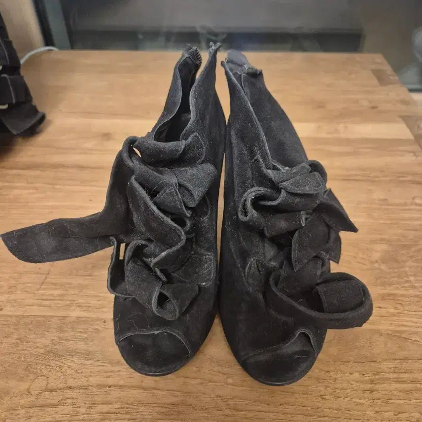 [BUNJANG] Black Suede Flower Detail Open-Toe Heels / 블랙 스웨이드 플라워 장식 오픈토 힐