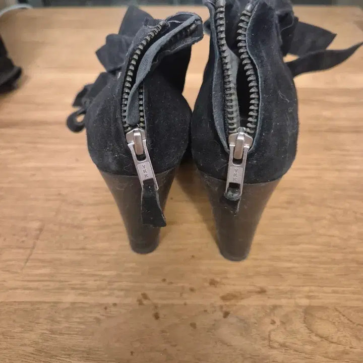 [BUNJANG] Black Suede Flower Detail Open-Toe Heels / 블랙 스웨이드 플라워 장식 오픈토 힐
