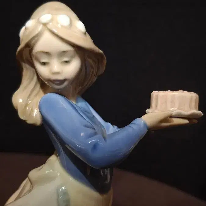 [BUNJANG] Lladró Girl with Cake Figurine / 스페인 야드로 케익든소녀