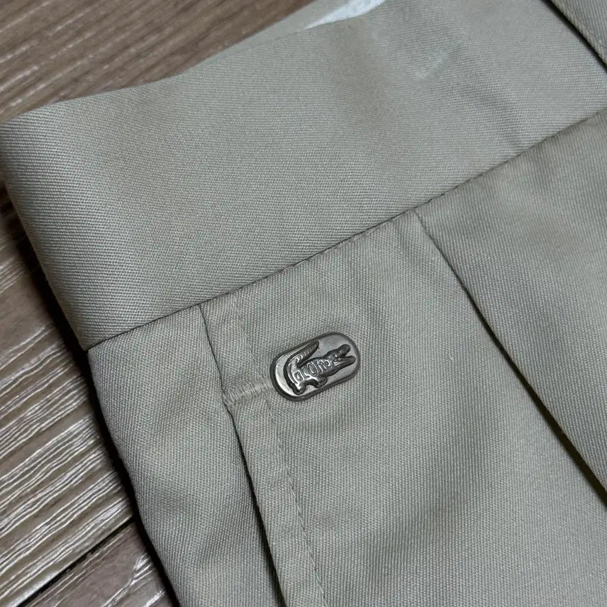 [BUNJANG] Lacoste Classic Two-Tuck Chino Pants Light Beige / (32) 라코스테 클래식 투턱 치노 팬츠 라이트 베이지