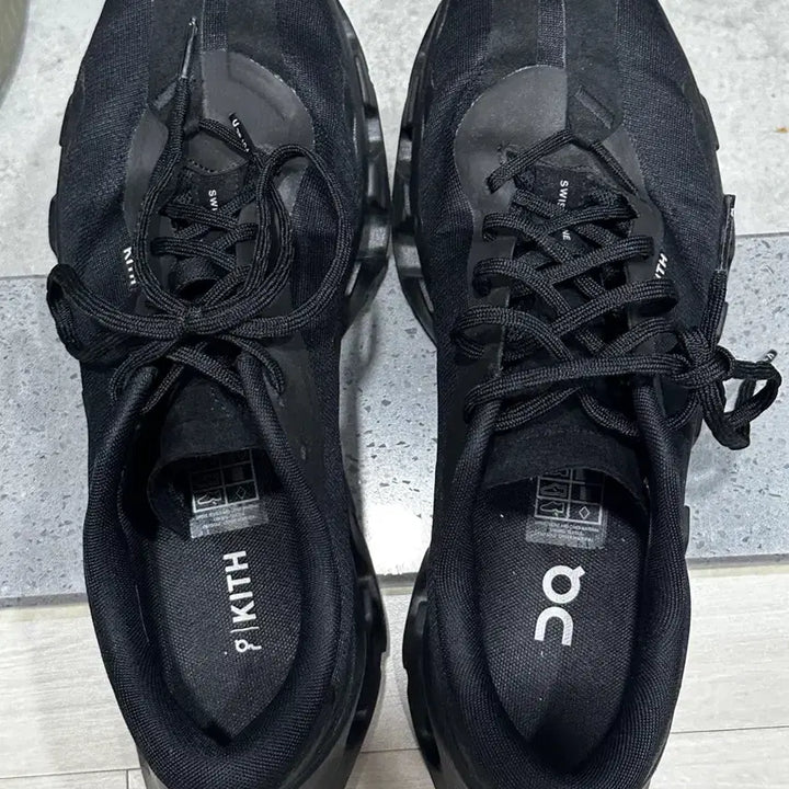 [BUNJANG] On Running x KISS K-Tech 1 Black Sneakers / 온 러닝 x 키스 K-테크 1 블랙 275