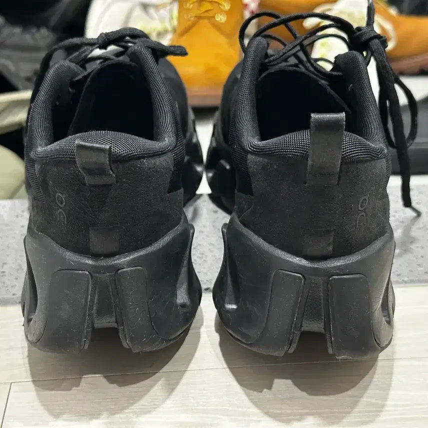 [BUNJANG] On Running x KISS K-Tech 1 Black Sneakers / 온 러닝 x 키스 K-테크 1 블랙 275