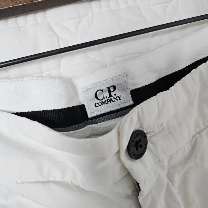 [BUNJANG] C.P. Company White Cargo Shorts / C.P. 컴퍼니 화이트 카고 반바지