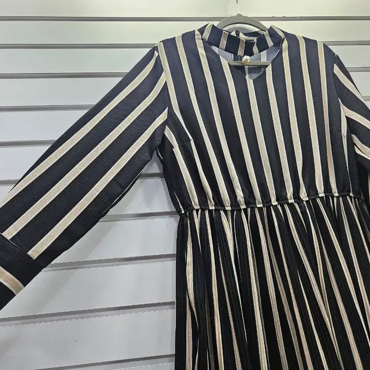 [BUNJANG] Stripe Pearl Detail Slit Long Dress / 스트라이프 진주장식 트임 롱원피스/보물찾기천사