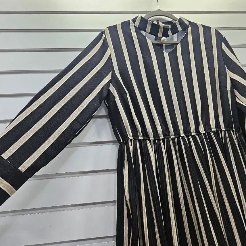 [BUNJANG] Stripe Pearl Detail Slit Long Dress / 스트라이프 진주장식 트임 롱원피스/보물찾기천사