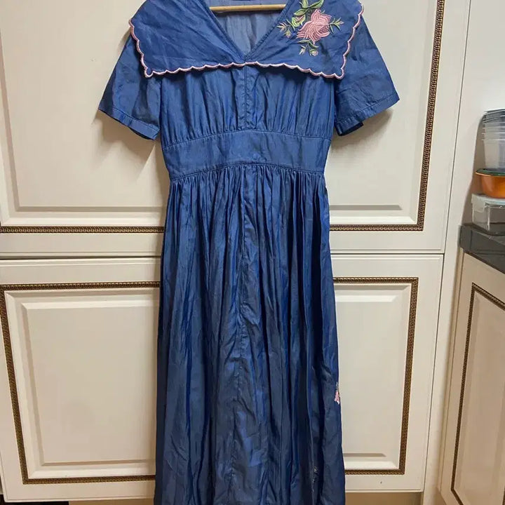 [BUNJANG] Le Corman Flower Embroidery Denim Dress / 르꼬르망 플라뤄 자수 데님 원피스