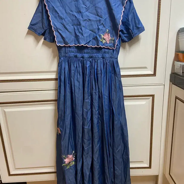 [BUNJANG] Le Corman Flower Embroidery Denim Dress / 르꼬르망 플라뤄 자수 데님 원피스