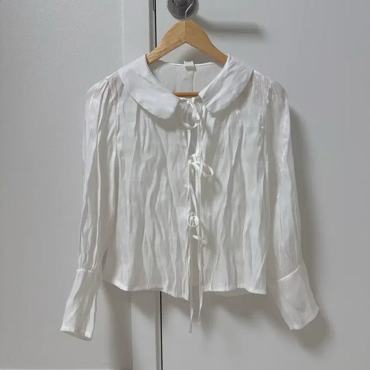 [BUNJANG] Silket Ribbon Slit Blouse / 실켓 트임리본블라우스