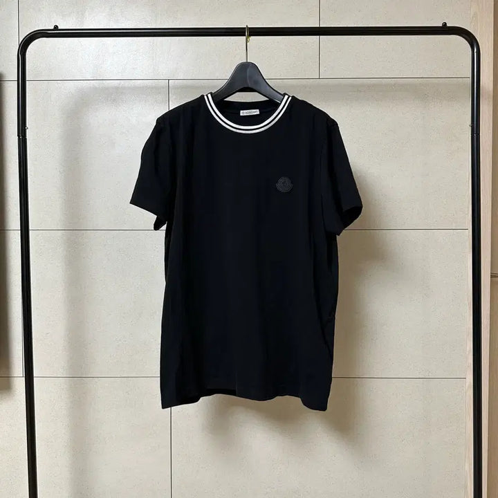 [BUNJANG] Moncler Black Logo T-Shirt / 몽클레어 블랙로고 반팔