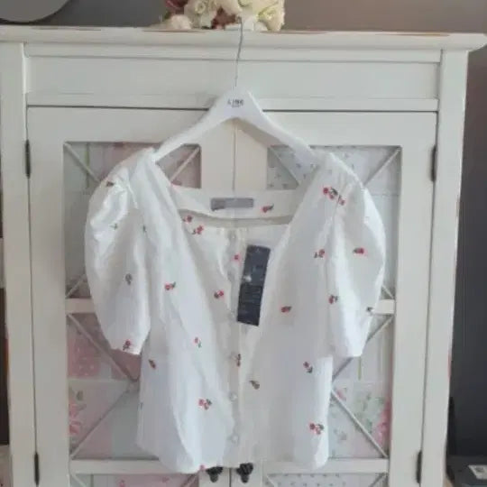 [BUNJANG] 8seconds Embroidered Puff Sleeve Blouse - Size 55, New with Tags / 에잇세컨즈 자수 퍼프 블라우스/55 새상품