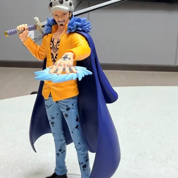 [BUNJANG] Trafalgar Law One Piece Figure with Acrylic Stand / 원피스 트라팔가 로우 피규어(아크릴발판포함)