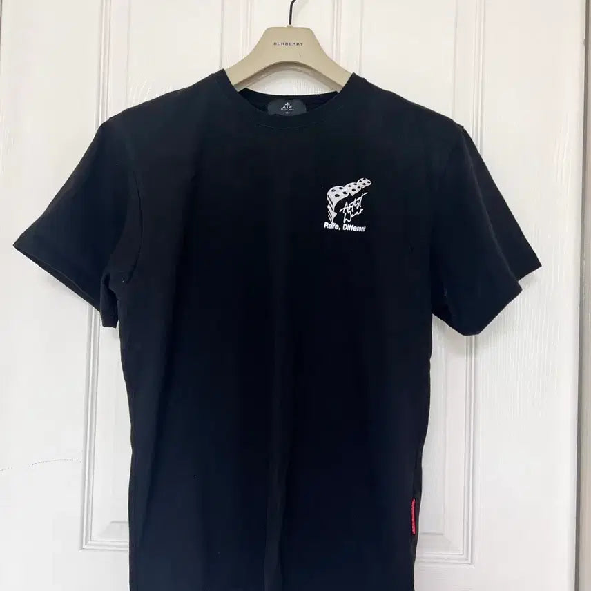 [BUNJANG] Artist Wear Black Short-Sleeve T-Shirt / Artist Wear 검정 반팔 티셔츠