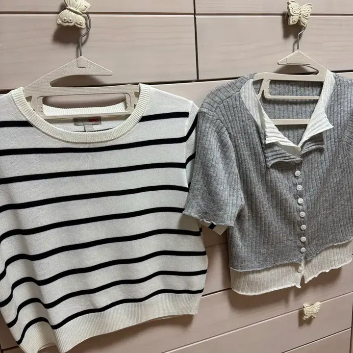 [BUNJANG] Striped Cropped T-Shirt &amp; Grey T-Shirt Bundle / 허리 잘록 반팔티 두개